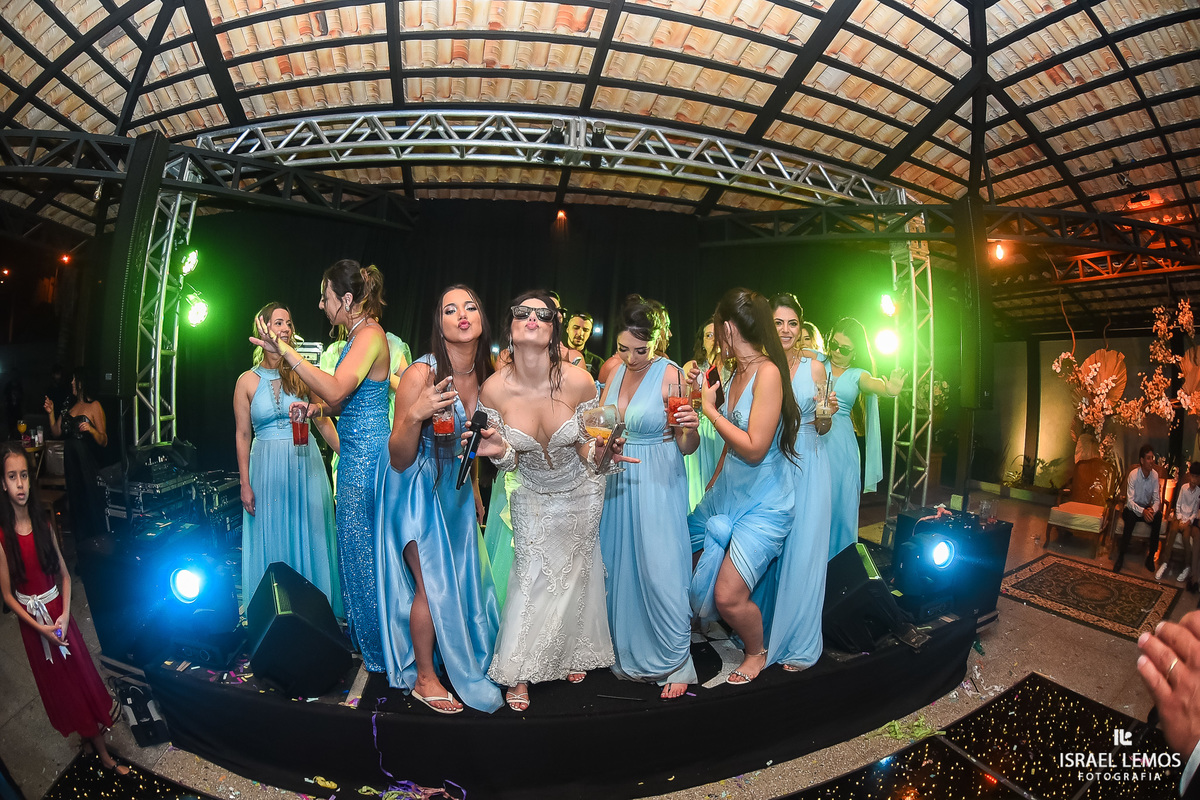 final de festa noiva sobe no palco para dançar com suas amigas em pitangui