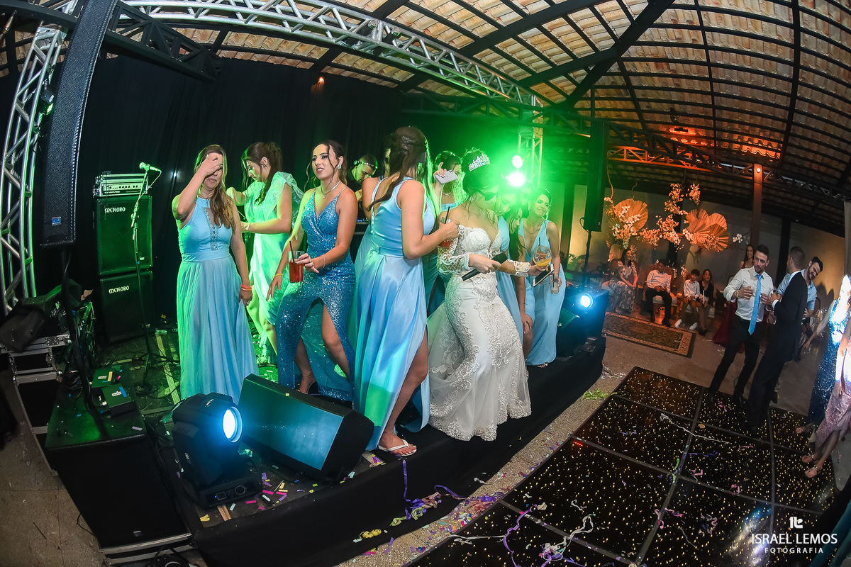final de festa noiva sobe no palco para dançar com suas amigas em pitangui