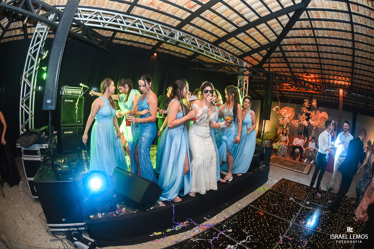 final de festa noiva sobe no palco para dançar com suas amigas em pitangui