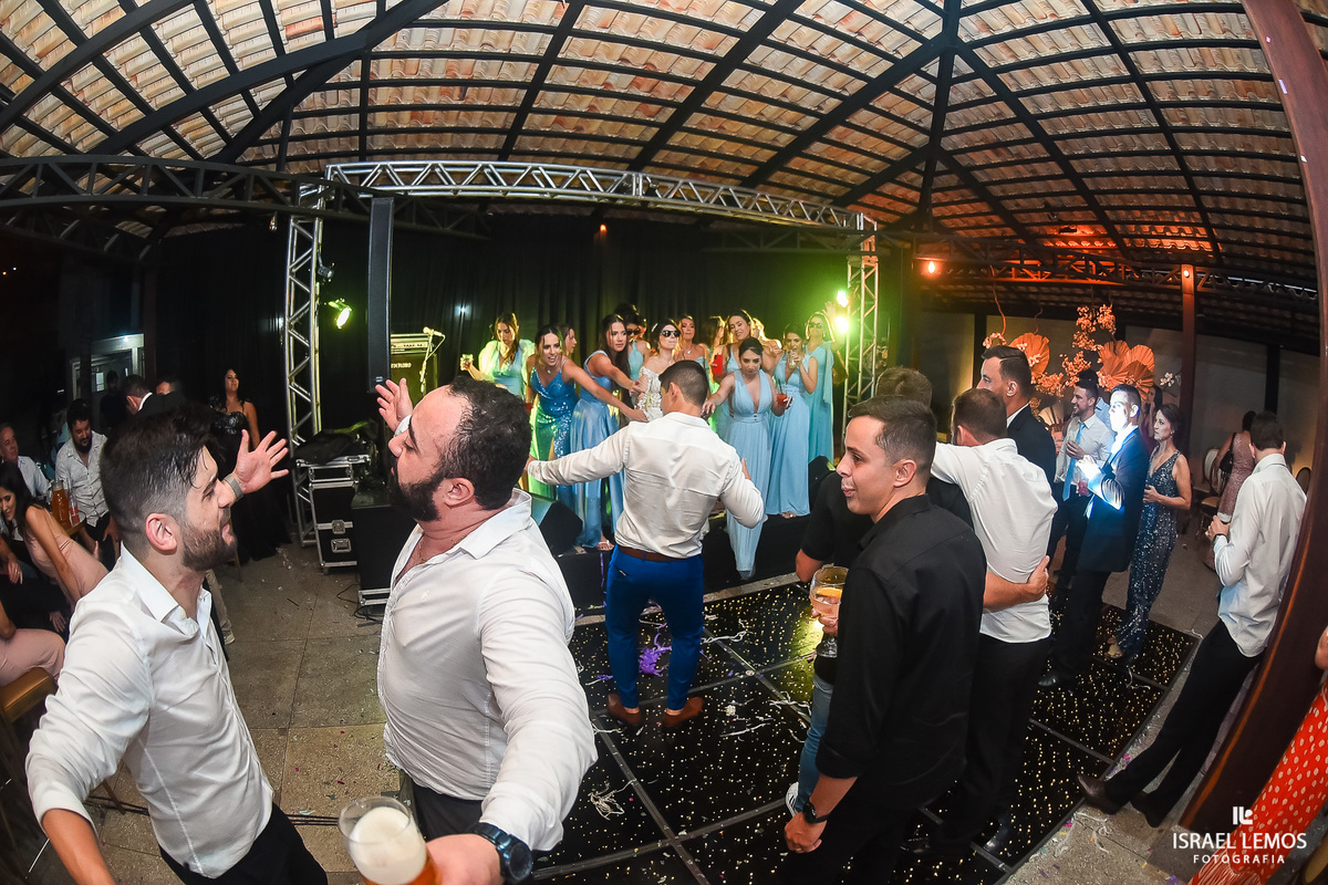 final de festa noiva sobe no palco para dançar com suas amigas em pitangui