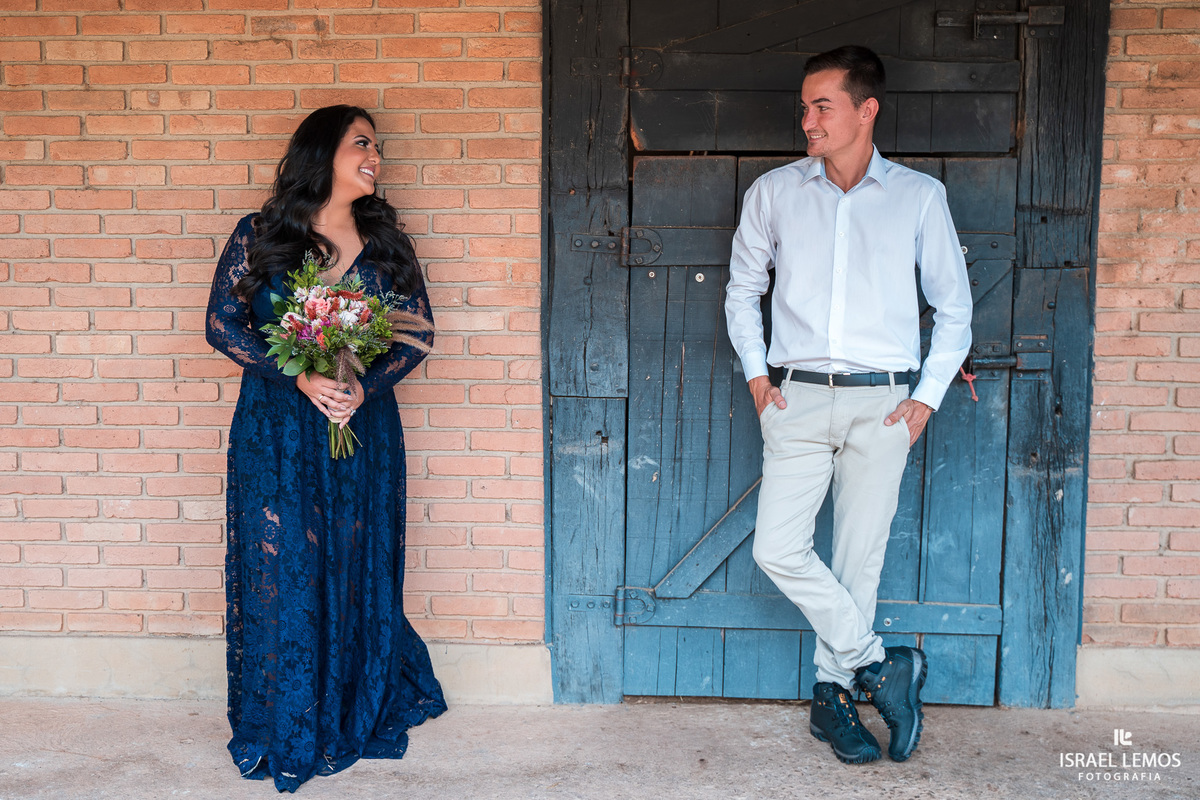 Foto de casal com cavalos em haras