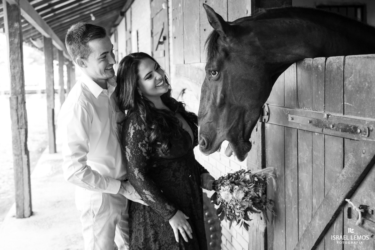Foto de casal com cavalos em haras