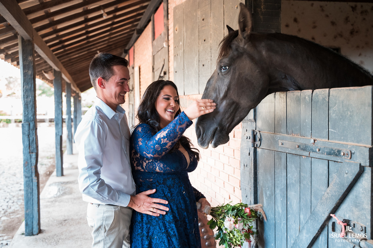 Foto de casal com cavalos em haras
