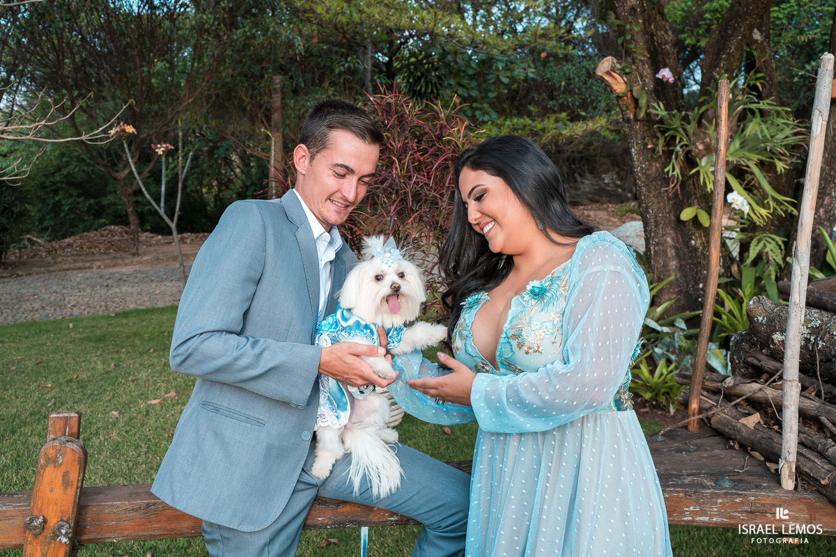 Foto de casal com cachorros de estimacao