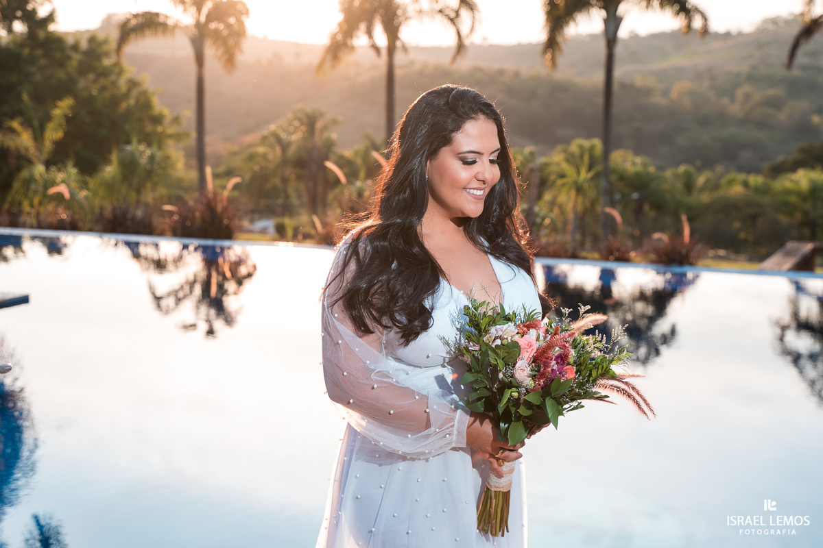 imagem linda dede noiva na piscina