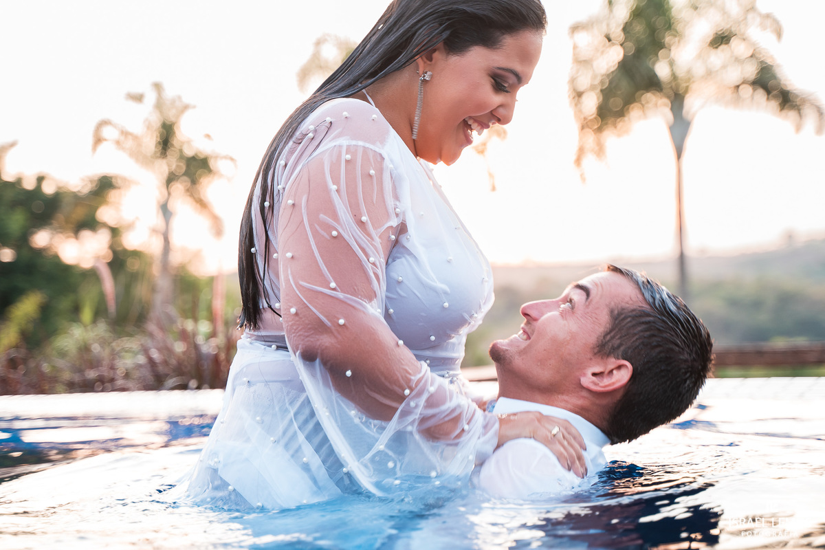 Como fazer uma foto criativa na piscina e noivos