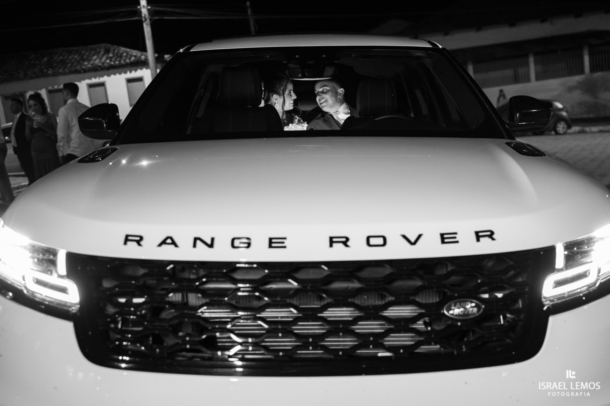 noiva chega em sua range Rover 