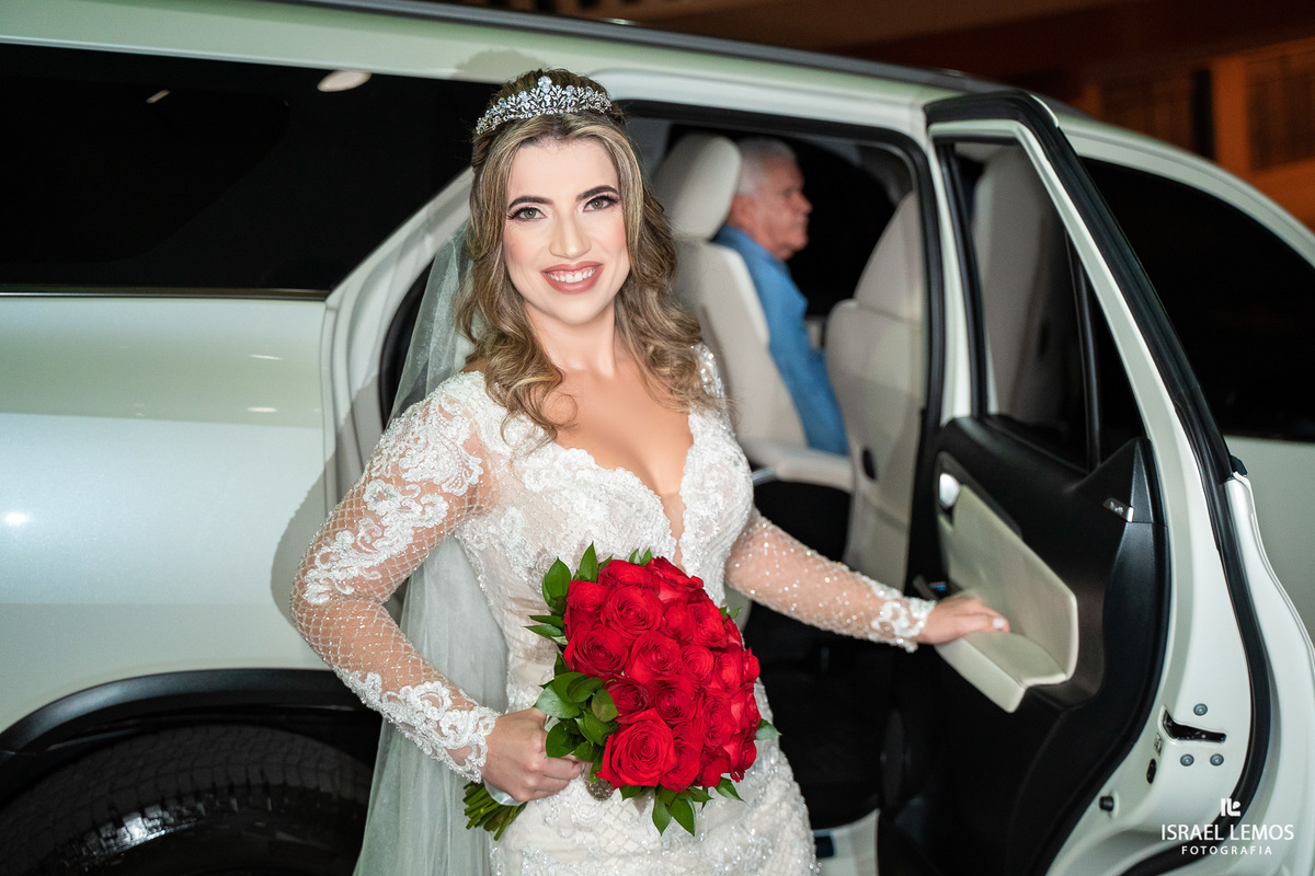 noiva saindo do carro