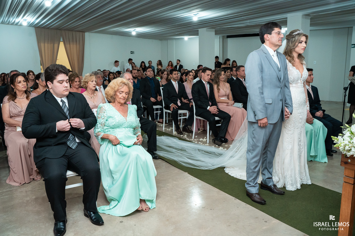 cerimonia de casamento de Suellen e Sergio o  casamento pelo fotografo de casamento de pitangui Israel Lemos fotografia