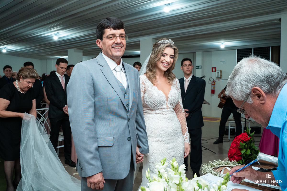 cerimonia de casamento de Suellen e Sergio o  casamento pelo fotografo de casamento de pitangui Israel Lemos fotografia