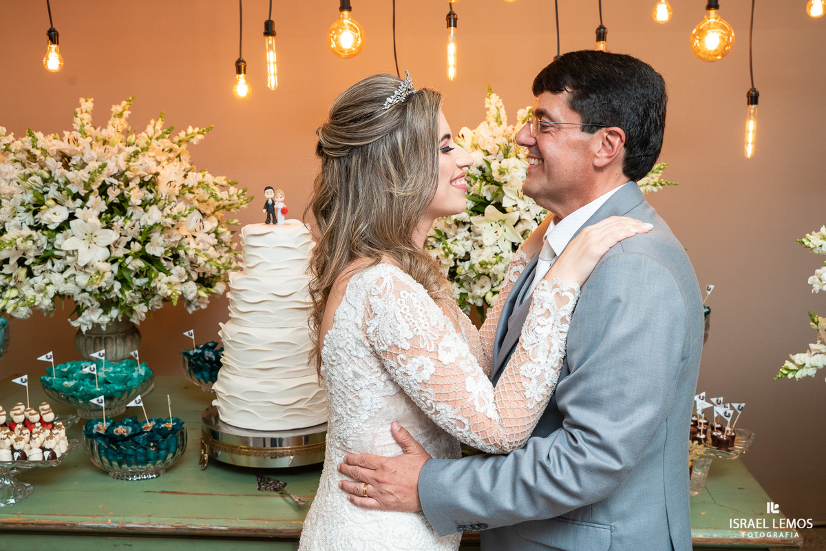 Fotos oficias na mesa do bolo pelo fotografo de casamento de pitangui Israel Lemos fotografia