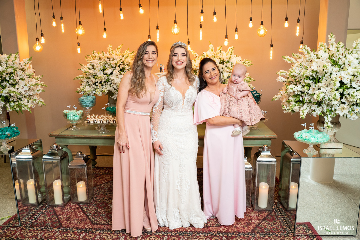 Fotos oficias na mesa do bolo pelo fotografo de casamento de pitangui Israel Lemos fotografia