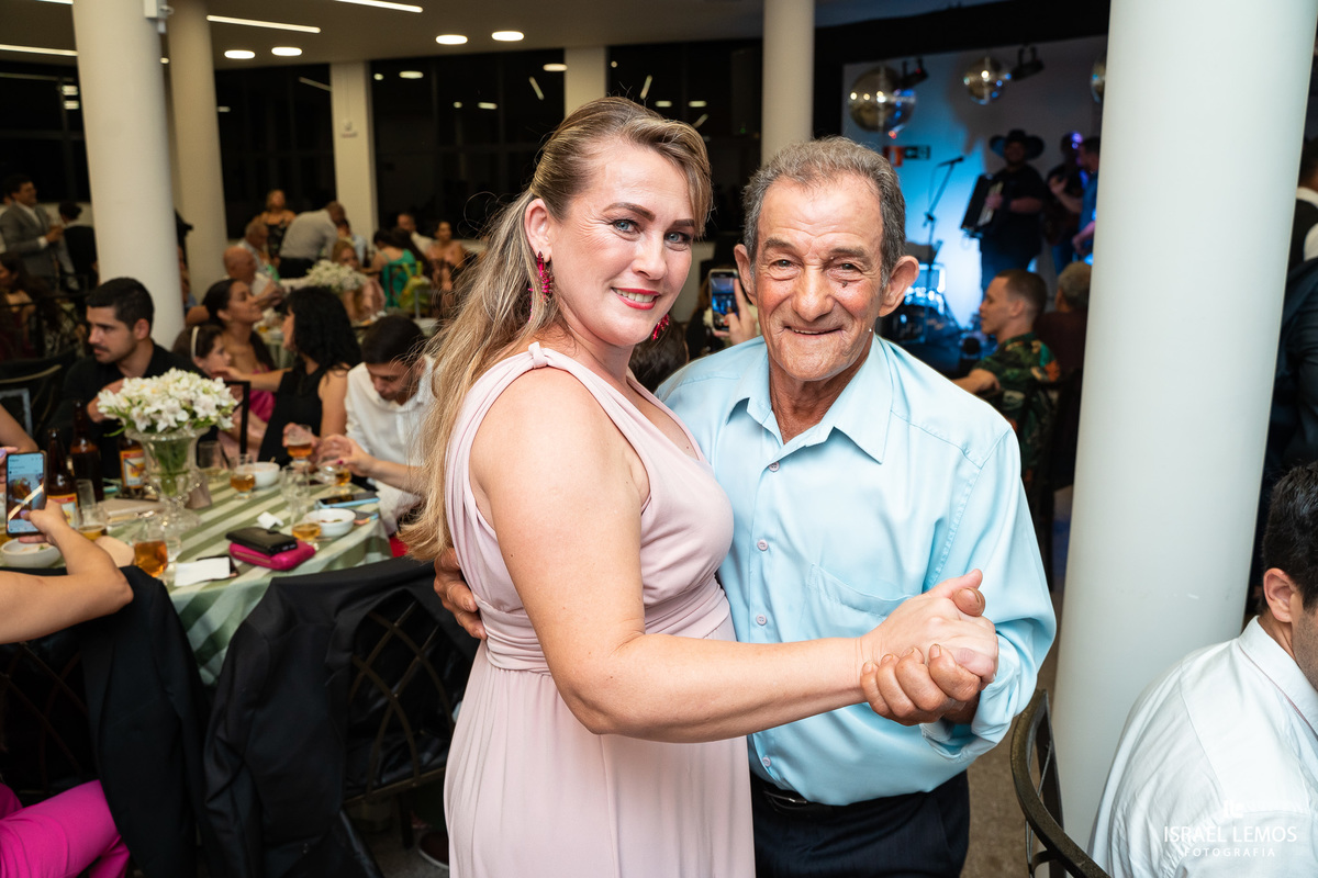familia tradicional de Pitangui dance em casamento e Fotografo Israel Registra tudo