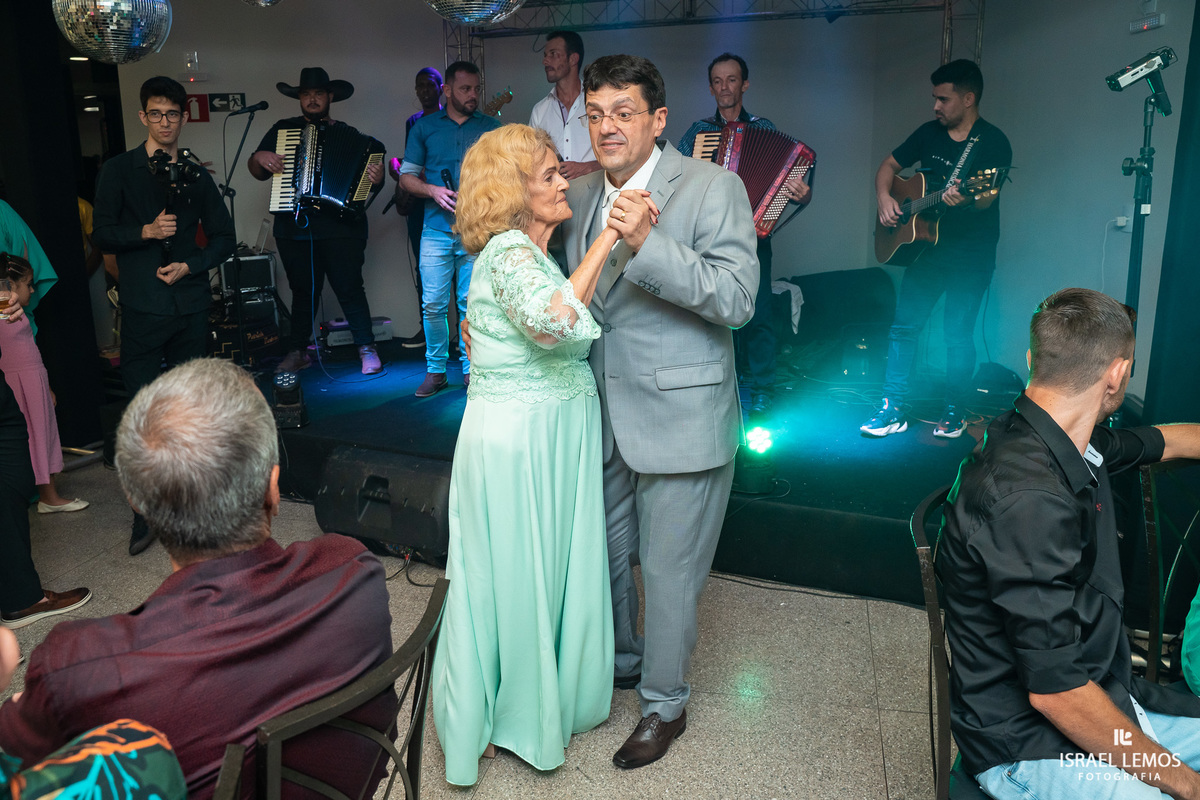 Danca de noivo com a mae