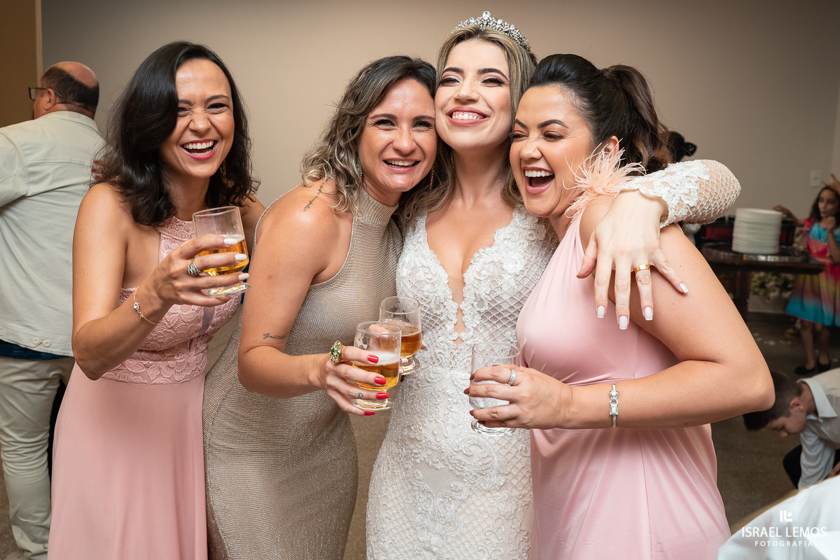 madrinhas curtindo a festa de casamento pelo fotografo de casamento de pitangui Israel Lemos fotografia