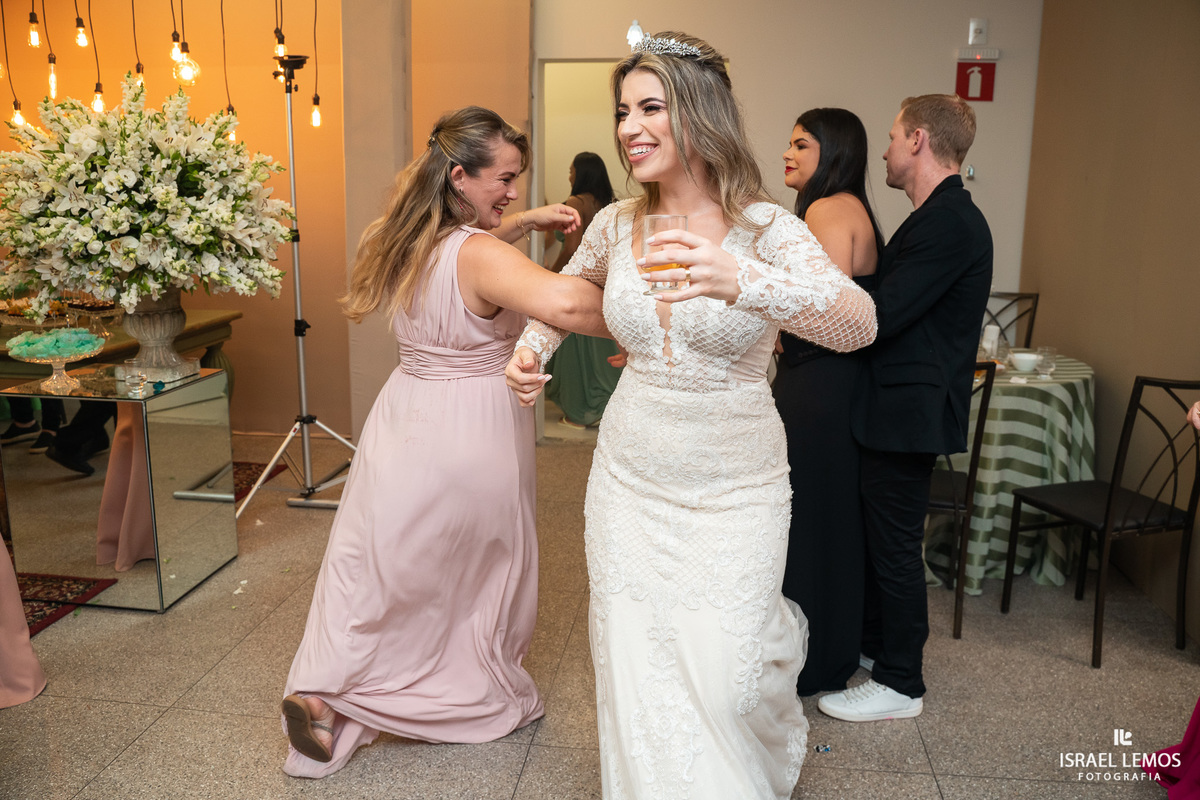 madrinhas curtindo a festa de casamento pelo fotografo de casamento de pitangui Israel Lemos fotografia