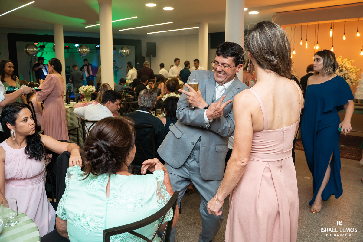 madrinhas curtindo a festa de casamento pelo fotografo de casamento de pitangui Israel Lemos fotografia