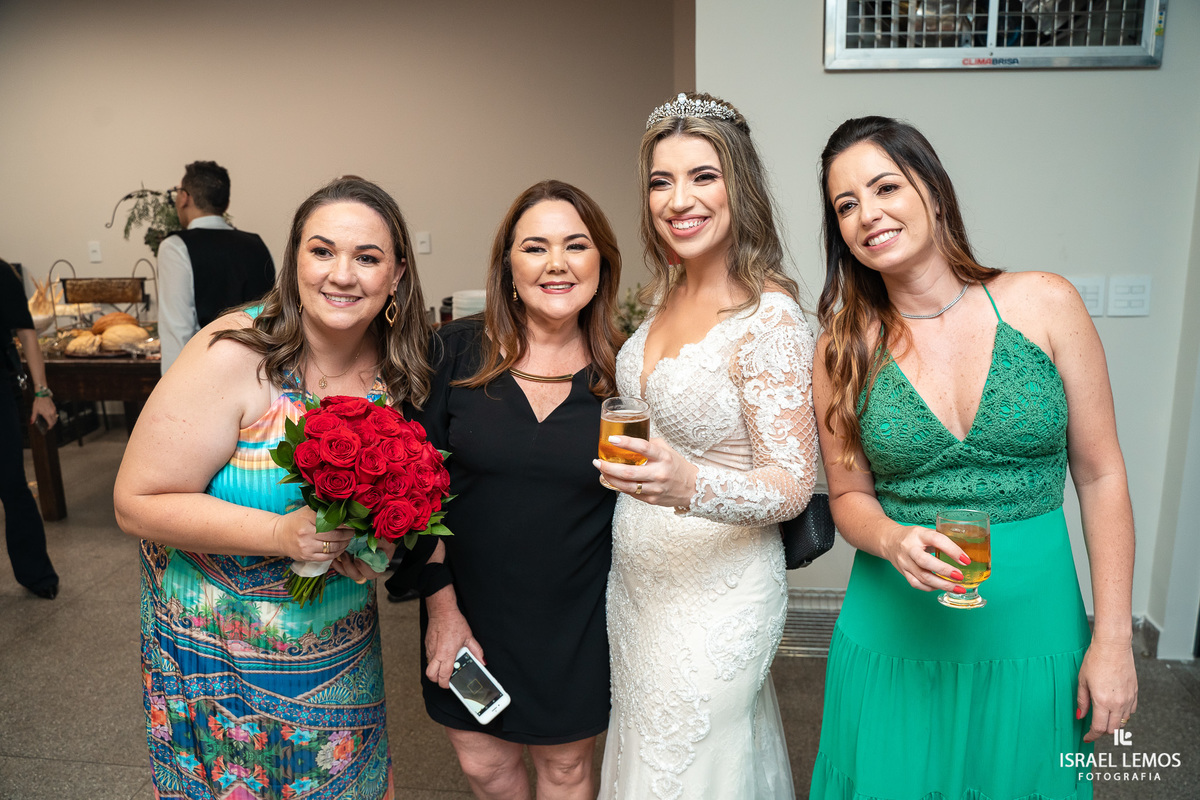 madrinhas curtindo a festa de casamento pelo fotografo de casamento de pitangui Israel Lemos fotografia