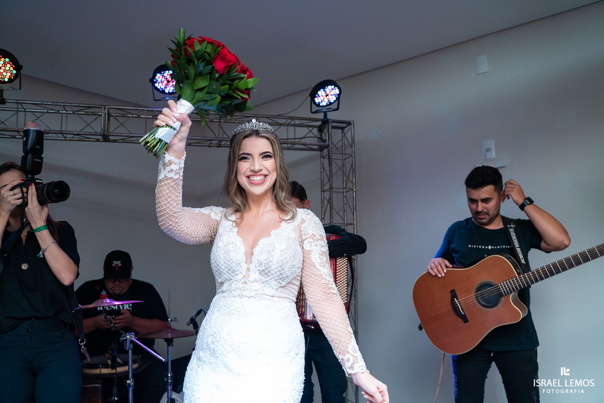 madrinhas curtindo a festa de casamento pelo fotografo de casamento de pitangui Israel Lemos fotografia