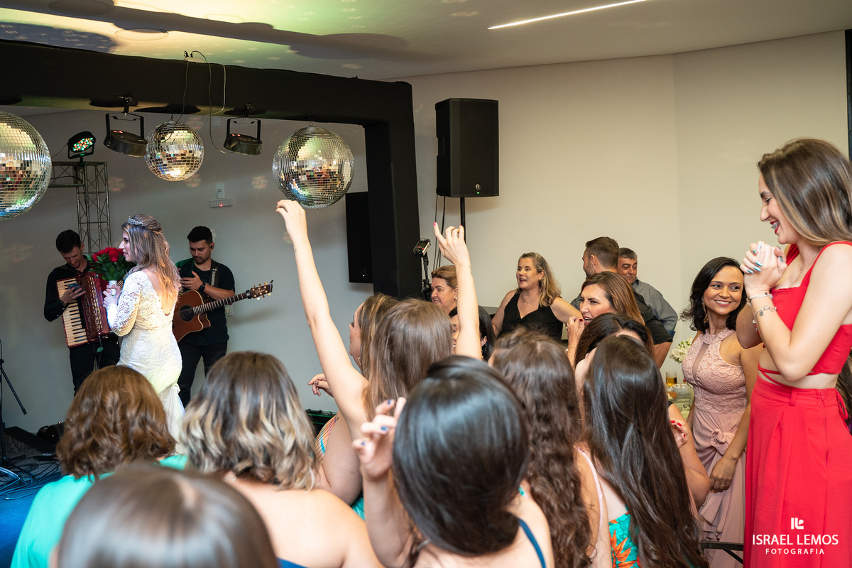 madrinhas curtindo a festa de casamento pelo fotografo de casamento de pitangui Israel Lemos fotografia