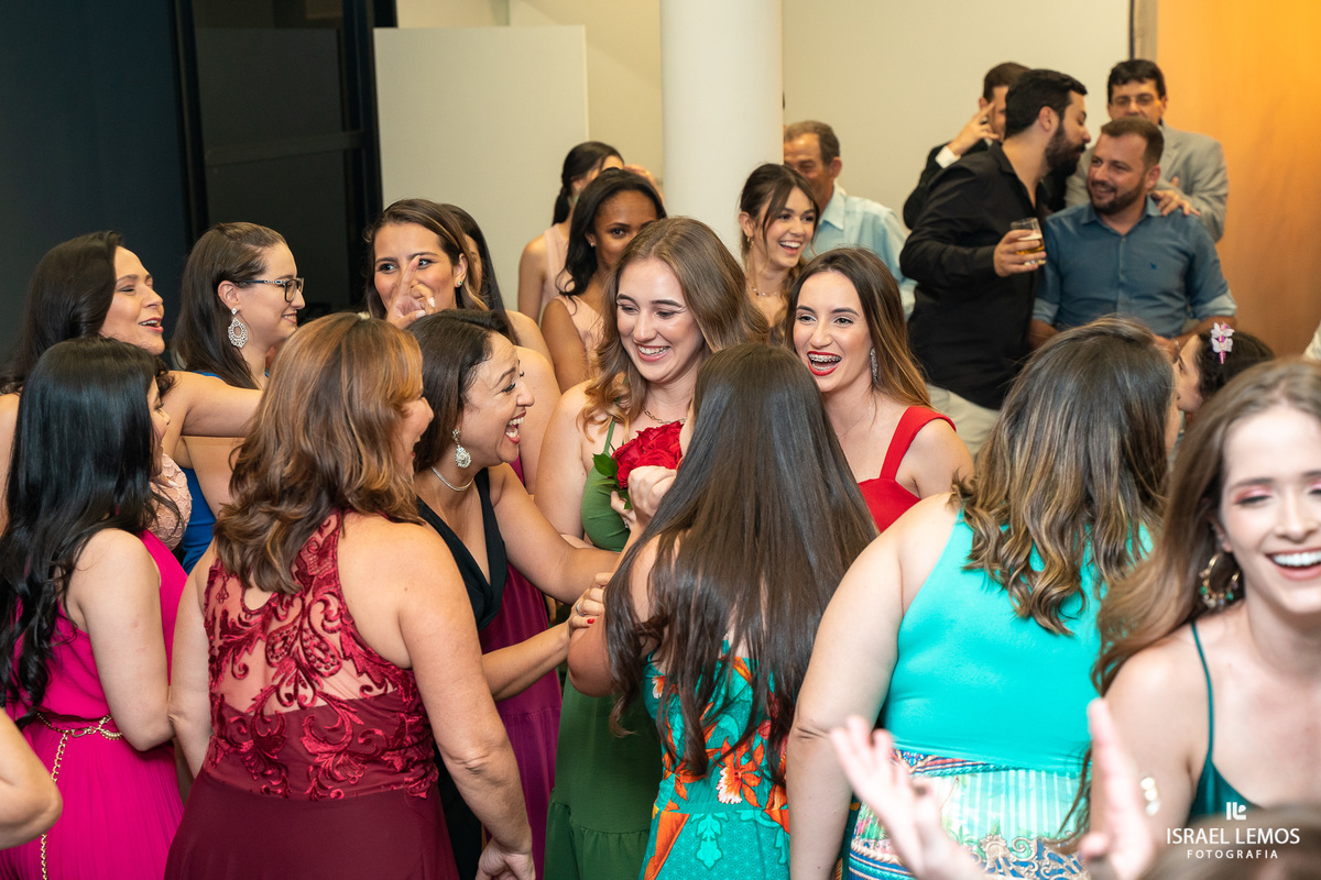 jogando o buque madrinhas curtindo a festa de casamento pelo fotografo de casamento de pitangui Israel Lemos fotografia