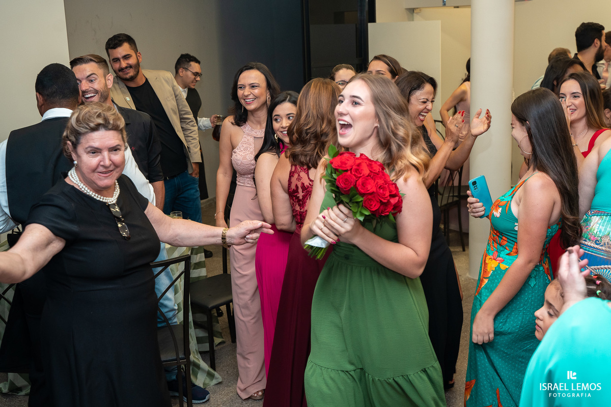 jogando o buque madrinhas curtindo a festa de casamento pelo fotografo de casamento de pitangui Israel Lemos fotografia