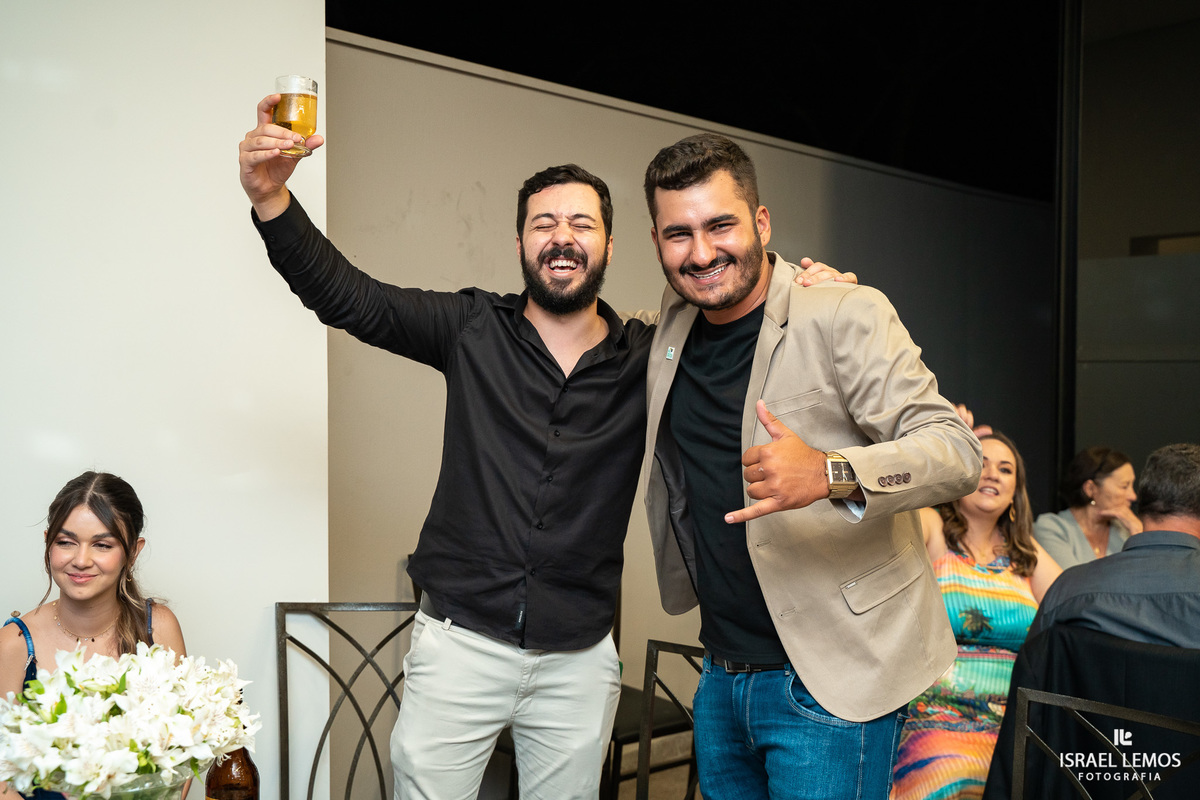 jogando o buque madrinhas curtindo a festa de casamento pelo fotografo de casamento de pitangui Israel Lemos fotografia