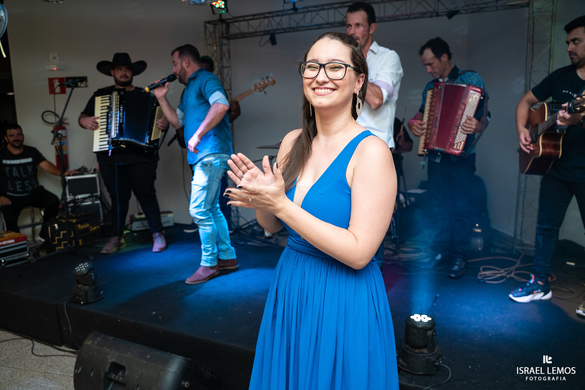 jogando o buque madrinhas curtindo a festa de casamento pelo fotografo de casamento de pitangui Israel Lemos fotografia