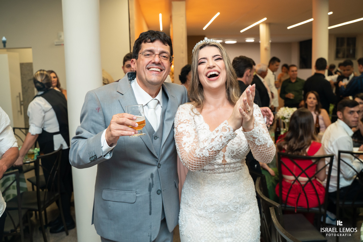jogando o buque madrinhas curtindo a festa de casamento pelo fotografo de casamento de pitangui Israel Lemos fotografia