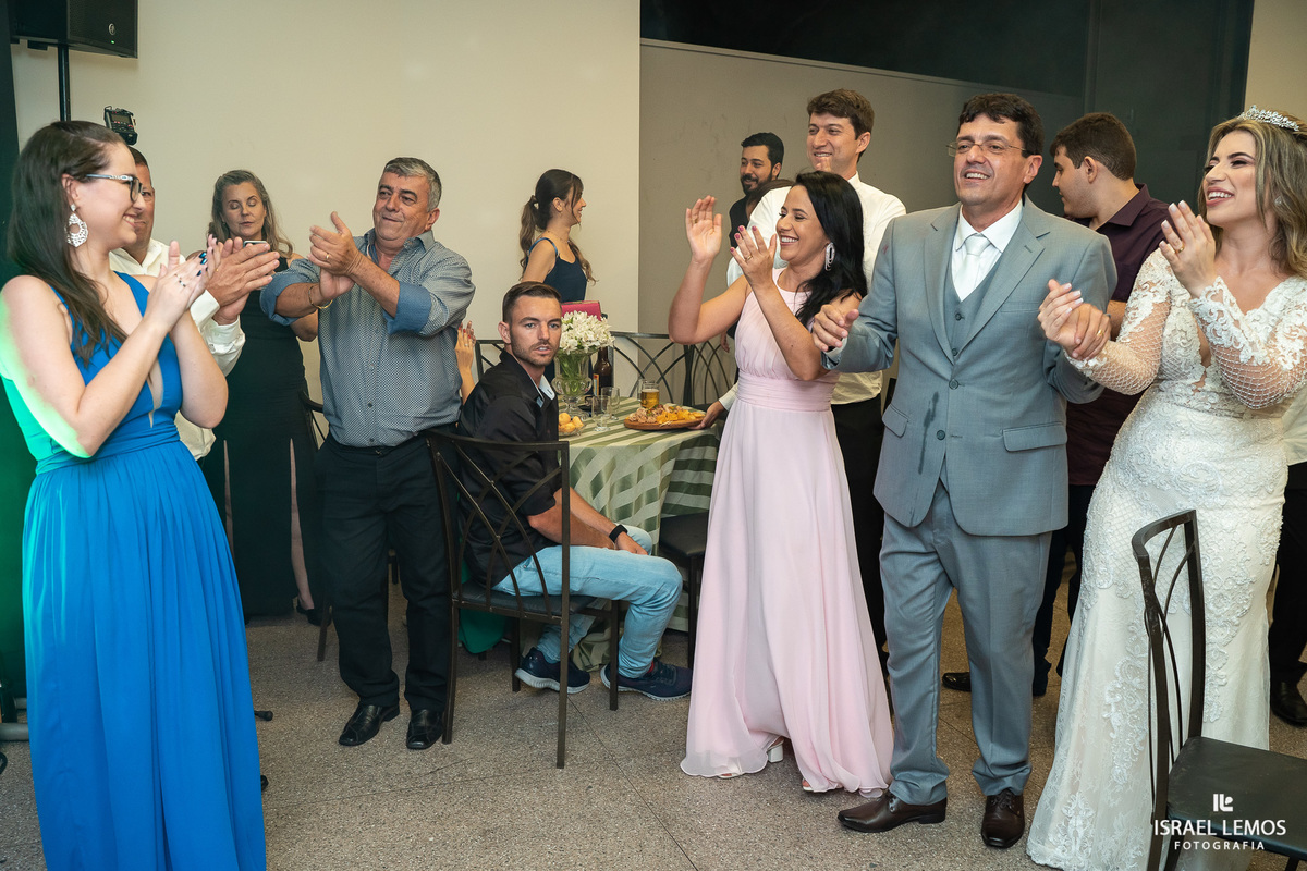 jogando o buque madrinhas curtindo a festa de casamento pelo fotografo de casamento de pitangui Israel Lemos fotografia