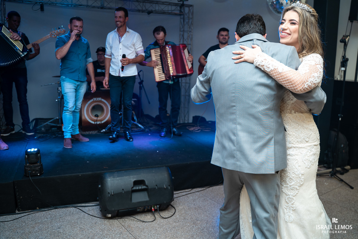jogando o buque madrinhas curtindo a festa de casamento pelo fotografo de casamento de pitangui Israel Lemos fotografia