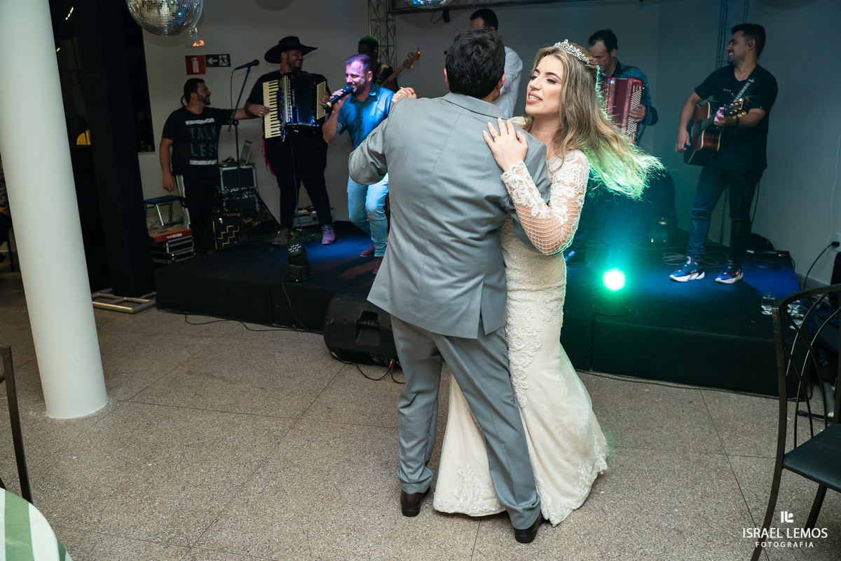 jogando o buque madrinhas curtindo a festa de casamento pelo fotografo de casamento de pitangui Israel Lemos fotografia