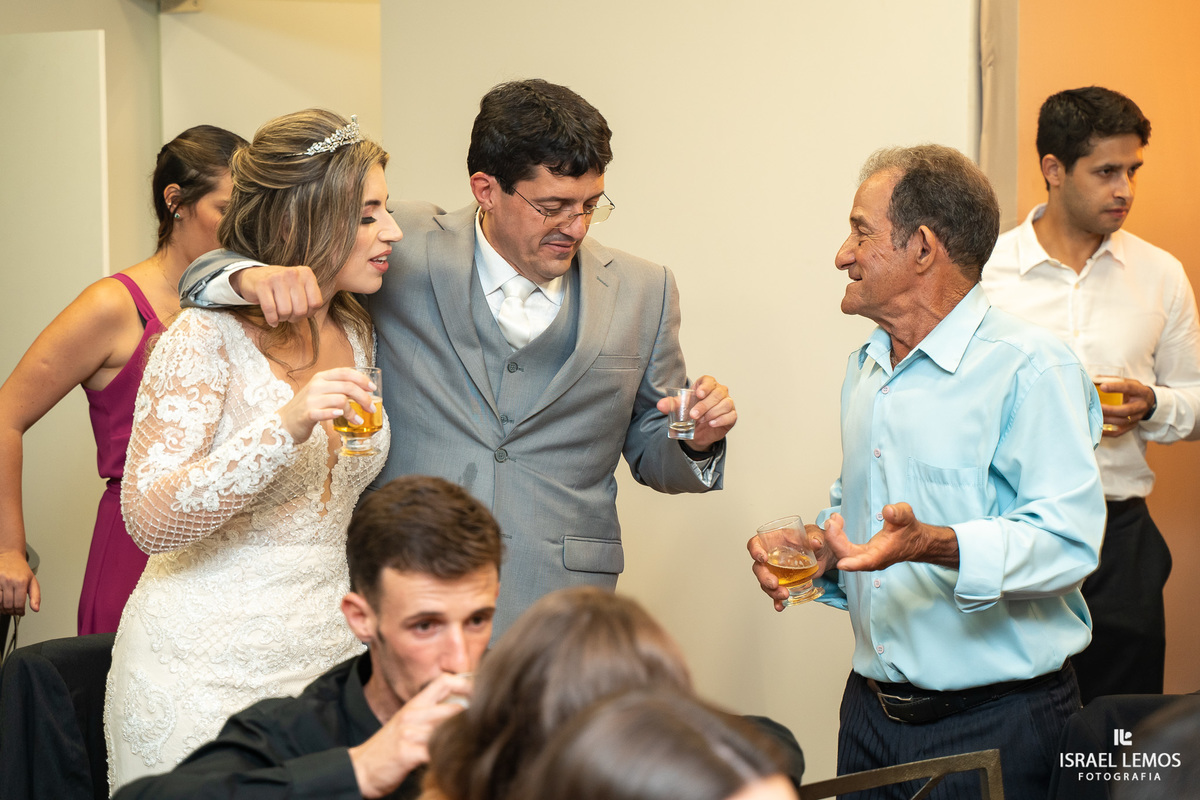 jogando o buque madrinhas curtindo a festa de casamento pelo fotografo de casamento de pitangui Israel Lemos fotografia
