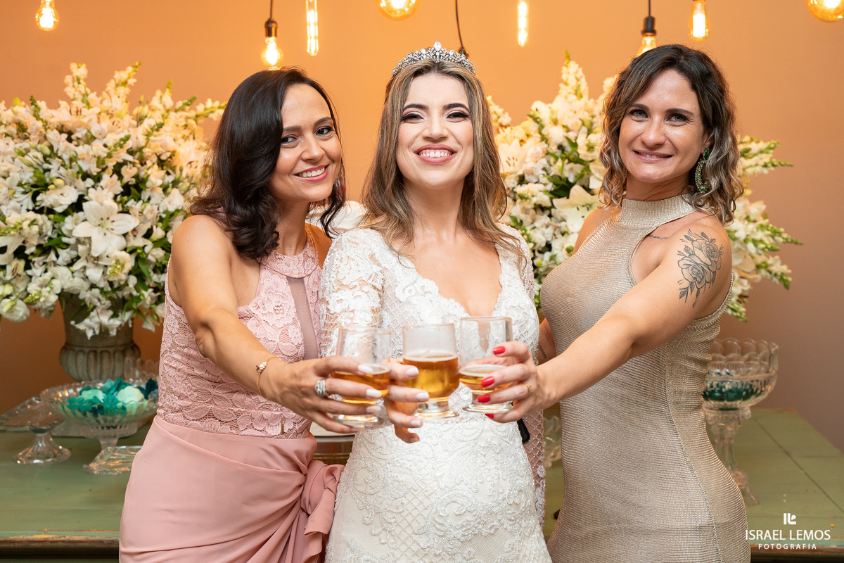 jogando o buque madrinhas curtindo a festa de casamento pelo fotografo de casamento de pitangui Israel Lemos fotografia