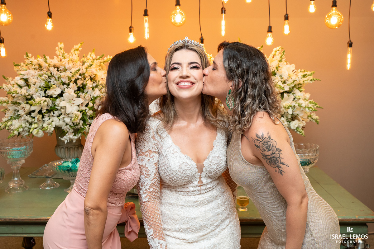 jogando o buque madrinhas curtindo a festa de casamento pelo fotografo de casamento de pitangui Israel Lemos fotografia