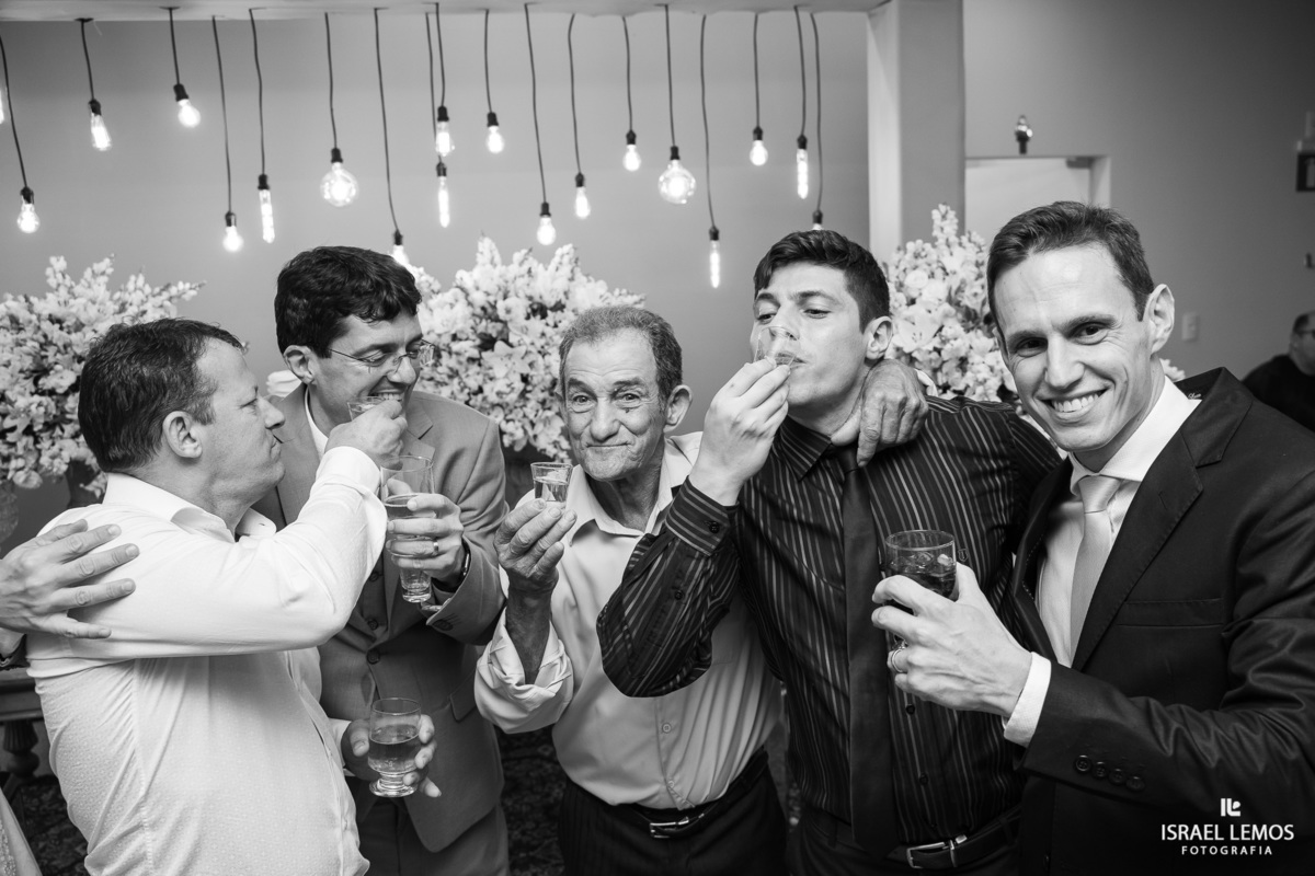 galera bebendo em pitangui