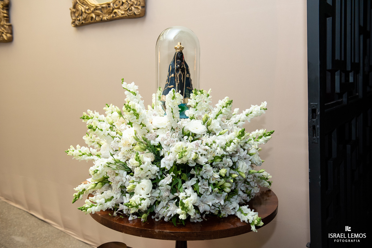 jogando o buque madrinhas curtindo a festa de casamento pelo fotografo de casamento de pitangui Israel Lemos fotografia