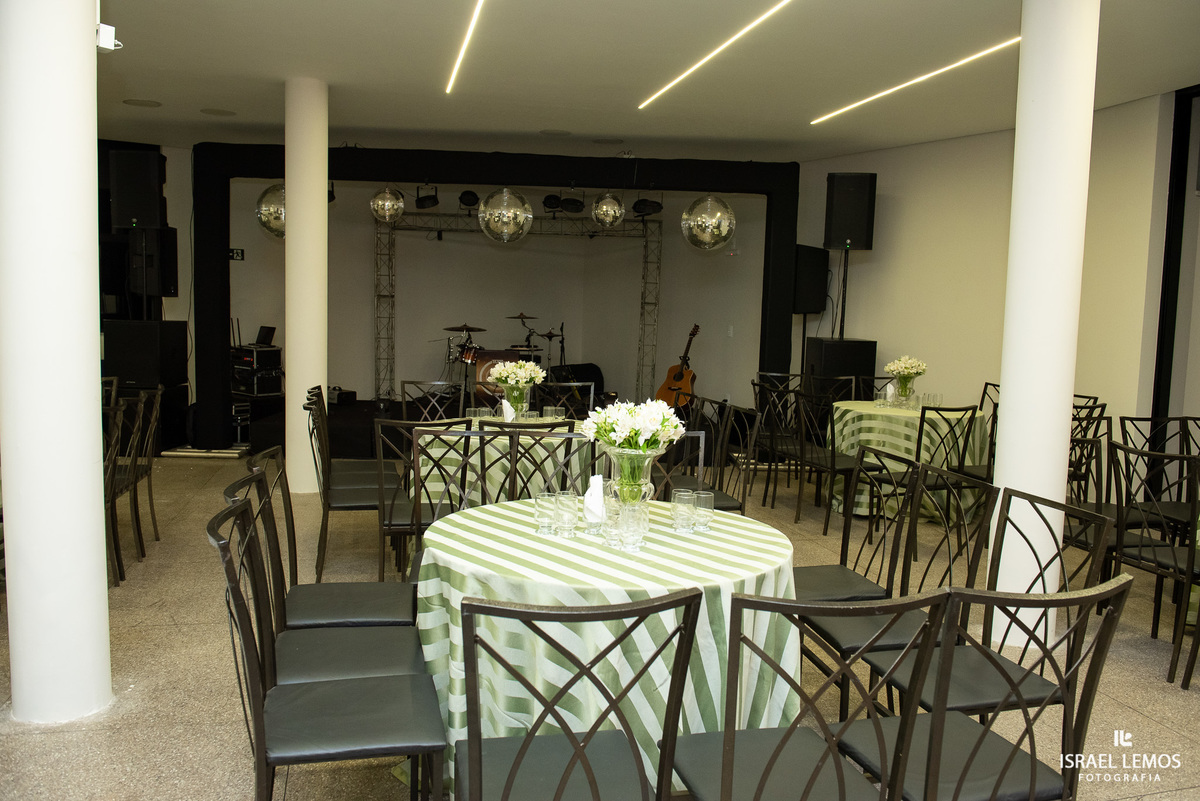 jogando o buque madrinhas curtindo a festa de casamento pelo fotografo de casamento de pitangui Israel Lemos fotografia