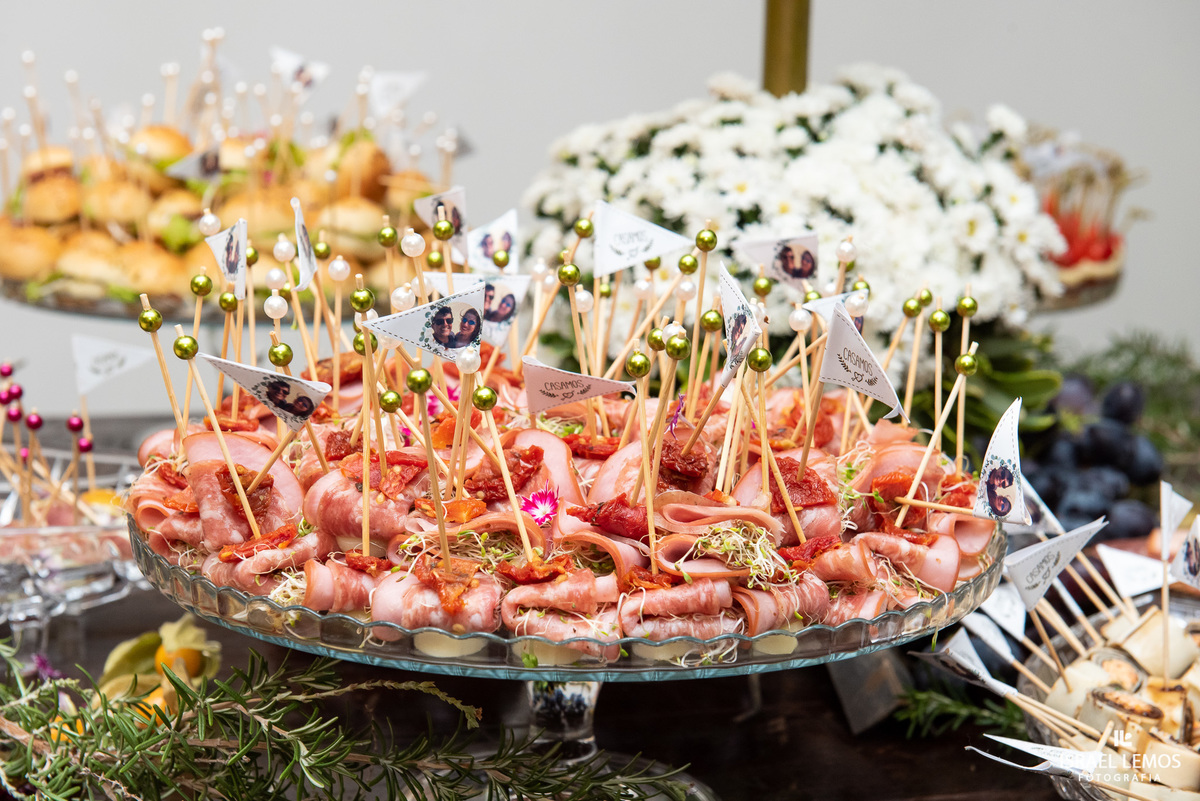 jogando o buque madrinhas curtindo a festa de casamento pelo fotografo de casamento de pitangui Israel Lemos fotografia
