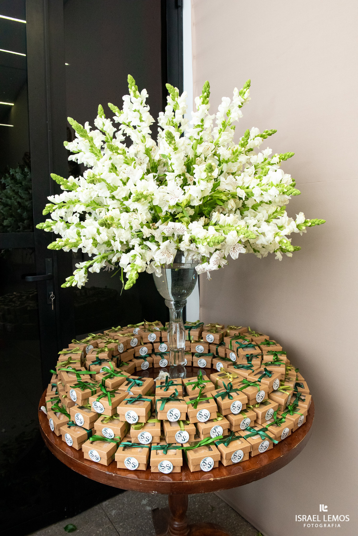 jogando o buque madrinhas curtindo a festa de casamento pelo fotografo de casamento de pitangui Israel Lemos fotografia
