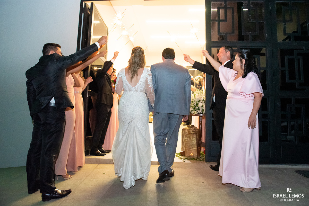 jogando o buque madrinhas curtindo a festa de casamento pelo fotografo de casamento de pitangui Israel Lemos fotografia