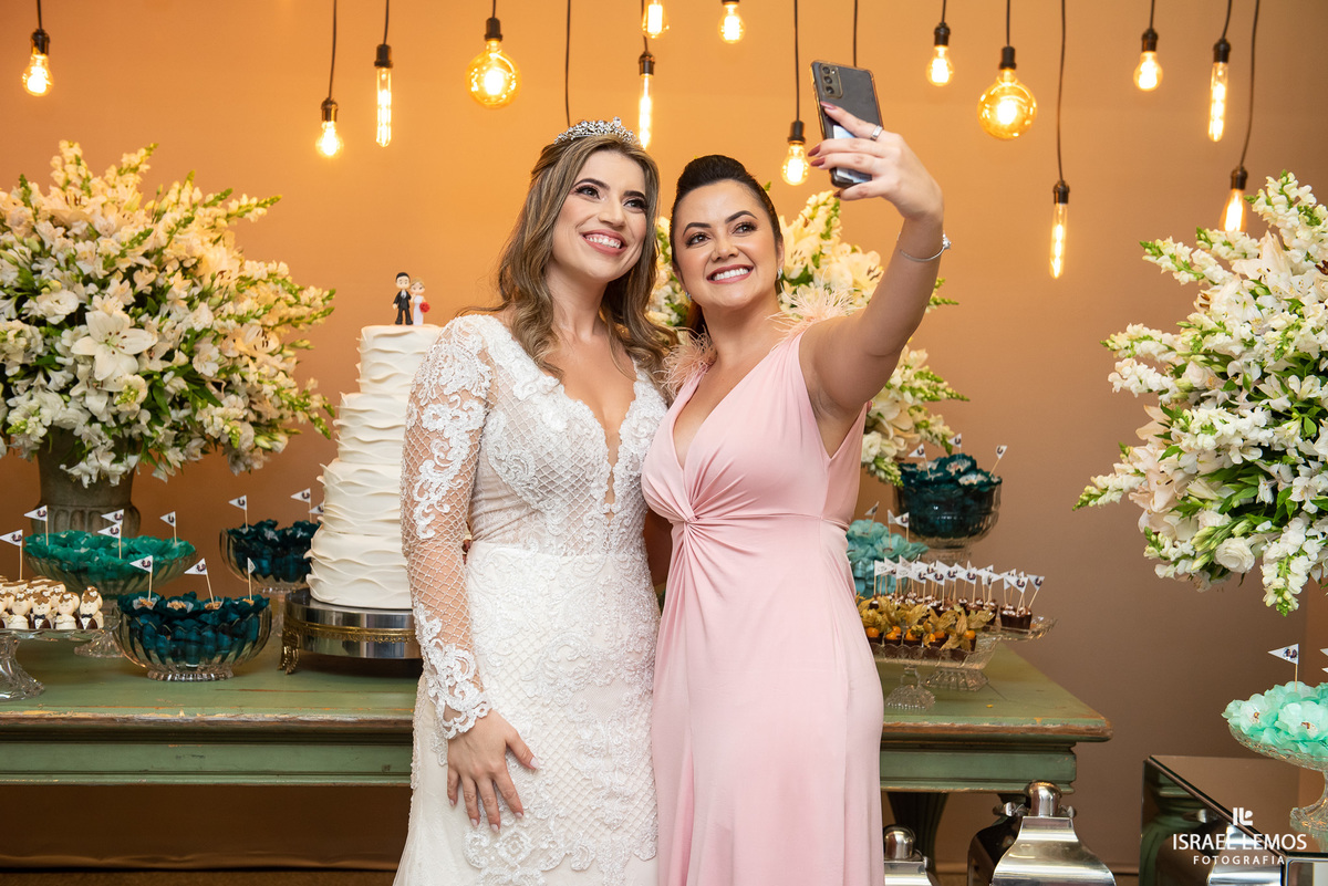 jogando o buque madrinhas curtindo a festa de casamento pelo fotografo de casamento de pitangui Israel Lemos fotografia