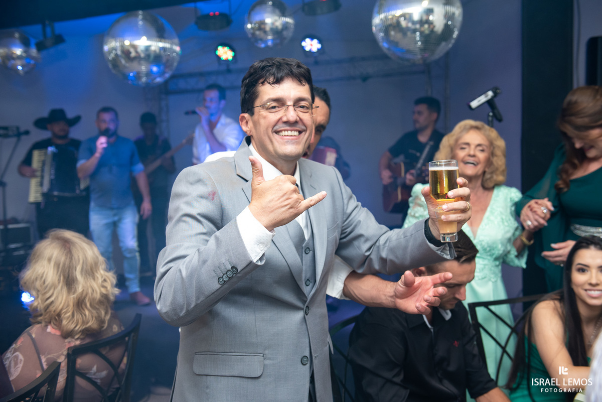 jogando o buque madrinhas curtindo a festa de casamento pelo fotografo de casamento de pitangui Israel Lemos fotografia