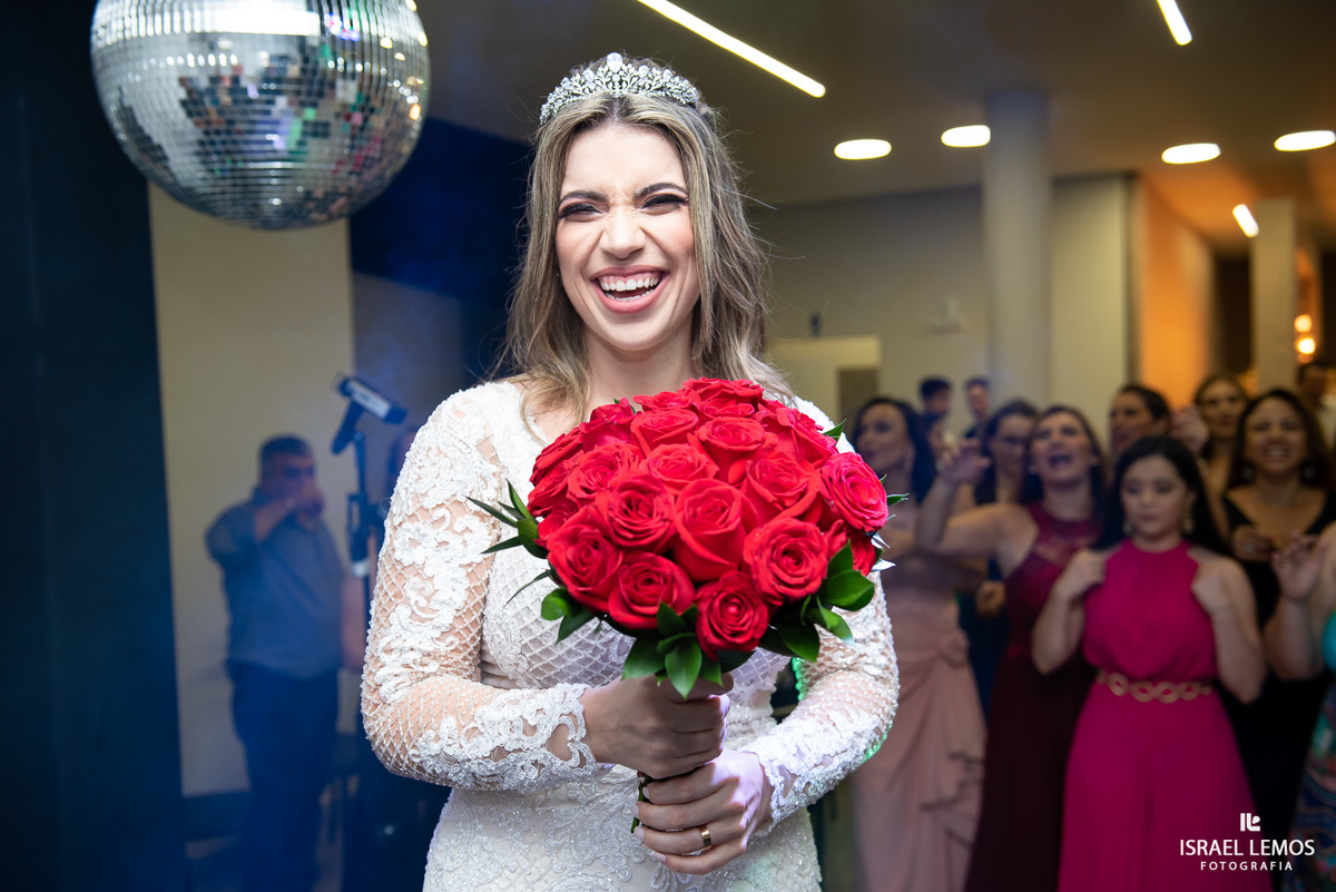 jogando o buque madrinhas curtindo a festa de casamento pelo fotografo de casamento de pitangui Israel Lemos fotografia