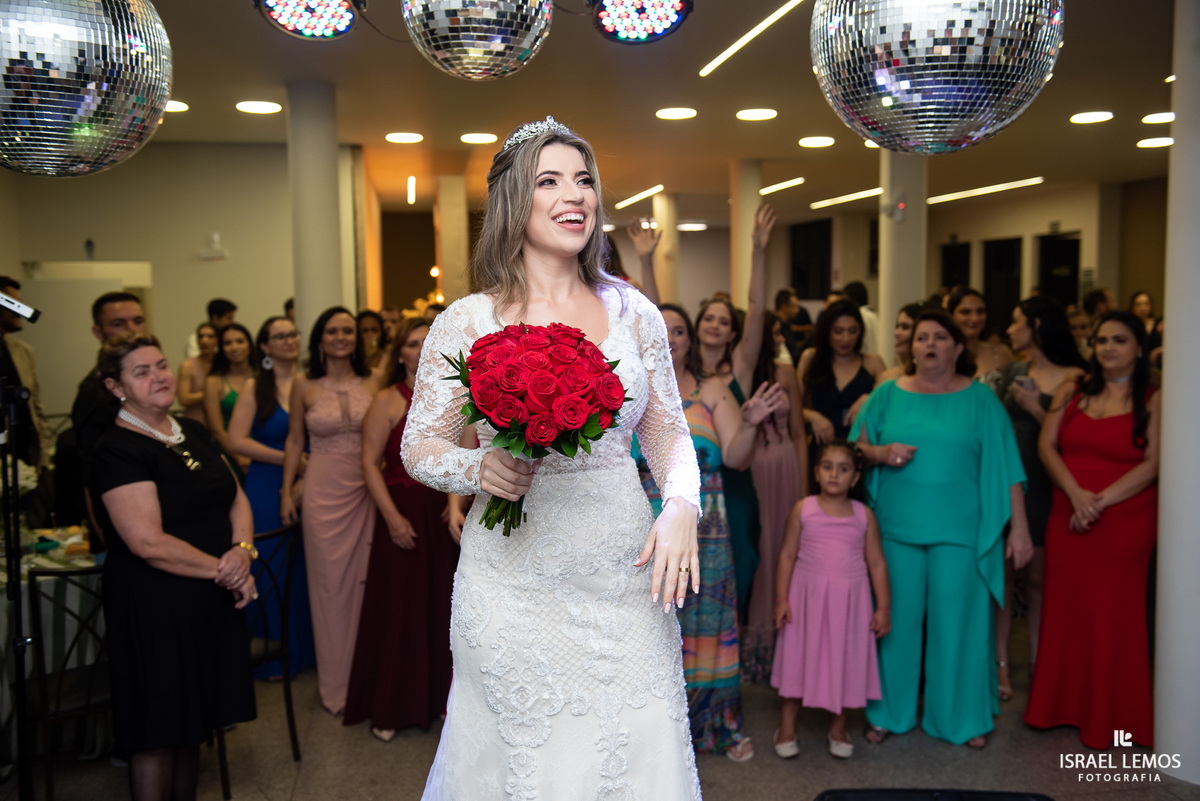 jogando o buque madrinhas curtindo a festa de casamento pelo fotografo de casamento de pitangui Israel Lemos fotografia