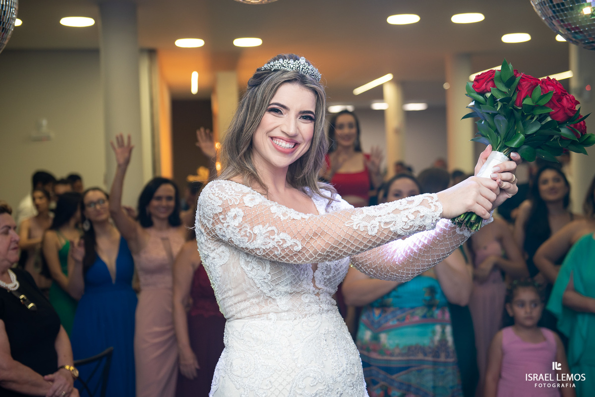 jogando o buque madrinhas curtindo a festa de casamento pelo fotografo de casamento de pitangui Israel Lemos fotografia