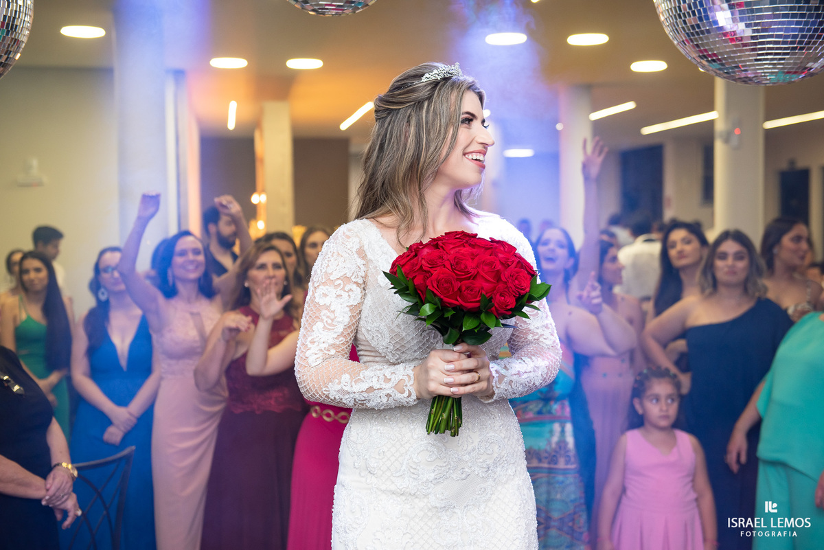 jogando o buque madrinhas curtindo a festa de casamento pelo fotografo de casamento de pitangui Israel Lemos fotografia