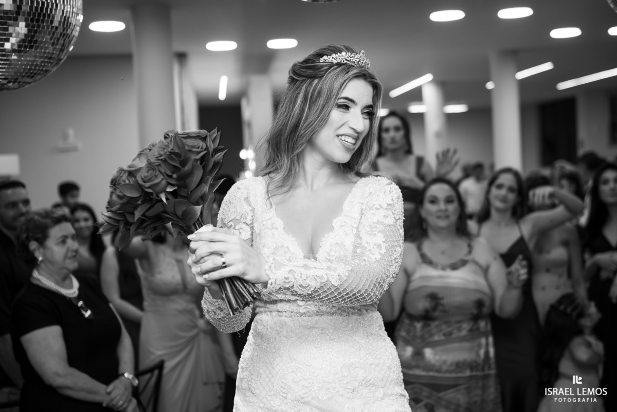 jogando o buque madrinhas curtindo a festa de casamento pelo fotografo de casamento de pitangui Israel Lemos fotografia