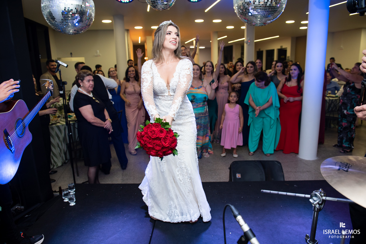 jogando o buque madrinhas curtindo a festa de casamento pelo fotografo de casamento de pitangui Israel Lemos fotografia