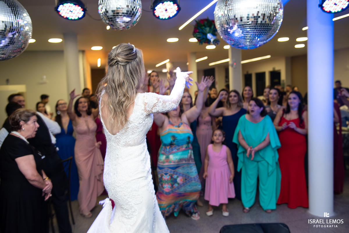 jogando o buque madrinhas curtindo a festa de casamento pelo fotografo de casamento de pitangui Israel Lemos fotografia